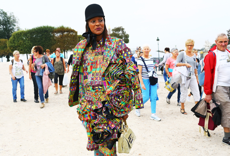 Michelle Elie Comme des Garcons Photobomb