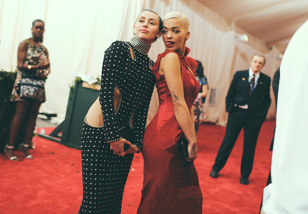 miley-cyrus-rita-ora-met-gala.jpg